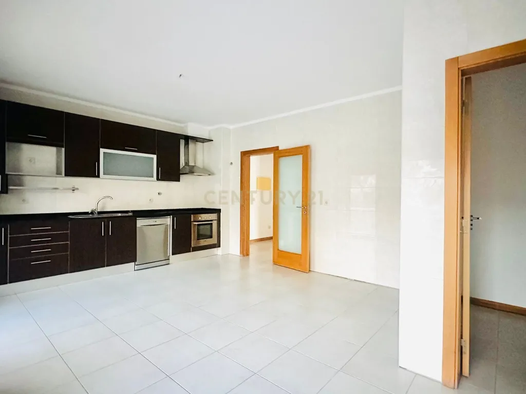Apartamento T4 com Terraço, Varandas, Garagem e Lugar de Estacionamento, na Vila Serena, Pinhal Novo - Image 9