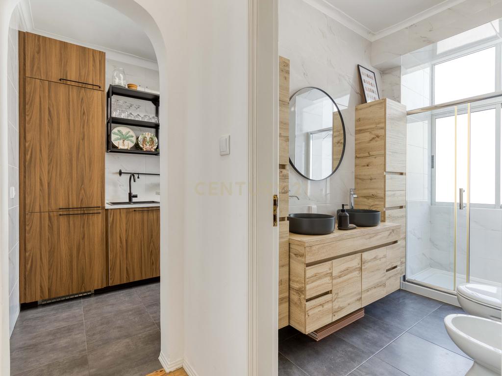 T2 renovado em 2024, cozinha equipada e excelente luminosidade em Queluz - Image 19