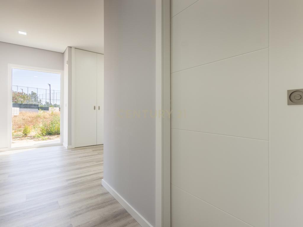 Vila Alegre / Fernão Ferro - Luxuosa moradia isolada térrea de 4 assoalhadas com arquitetura comtemporânea inserida em lote de 2775 m² - Image 20
