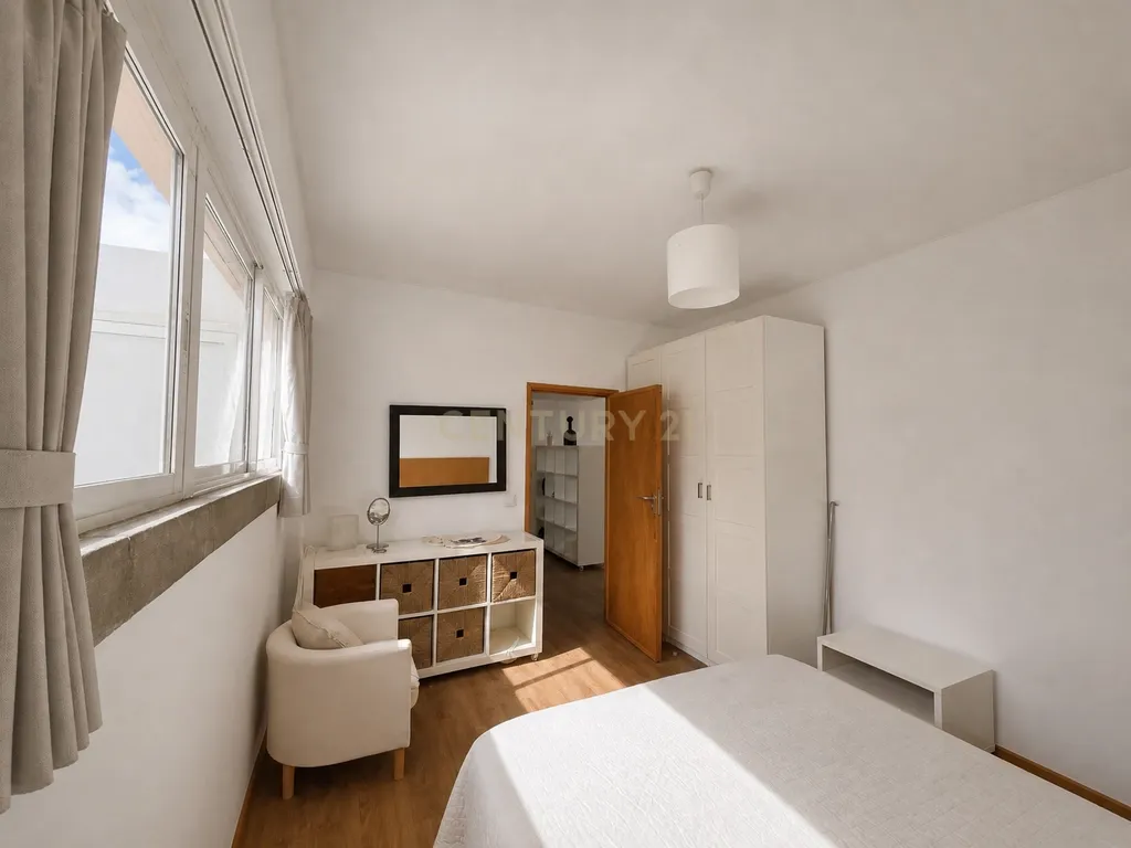 Arrendamento – Elegante Apartamento T1 com Terraço e Vista sobre o Rio Tejo no Chiado. - Image 12