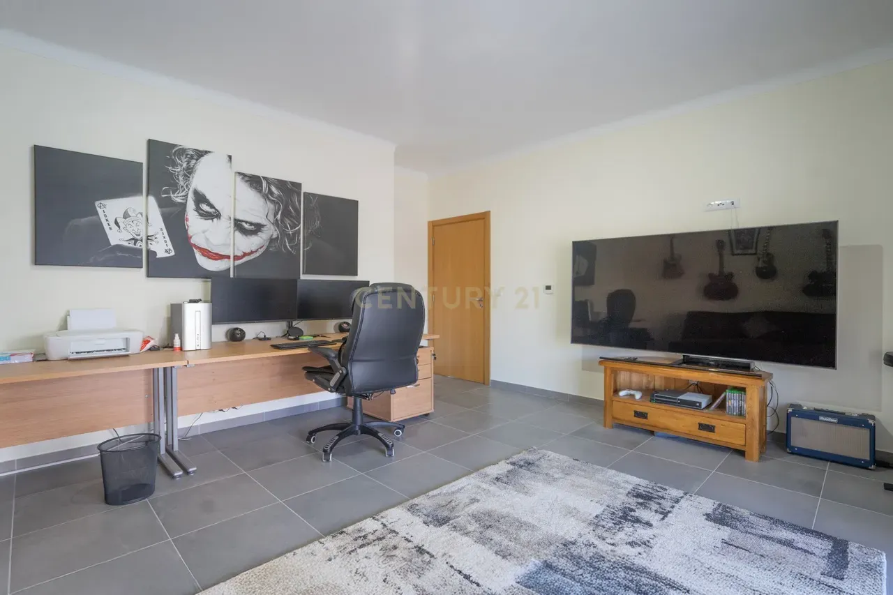 Moradia T4 de qualidade em estado novo com varanda coberta, piscina, terraço, jardim,canil,garagem dupla e vistas boas numa localização sossegada - Image 34