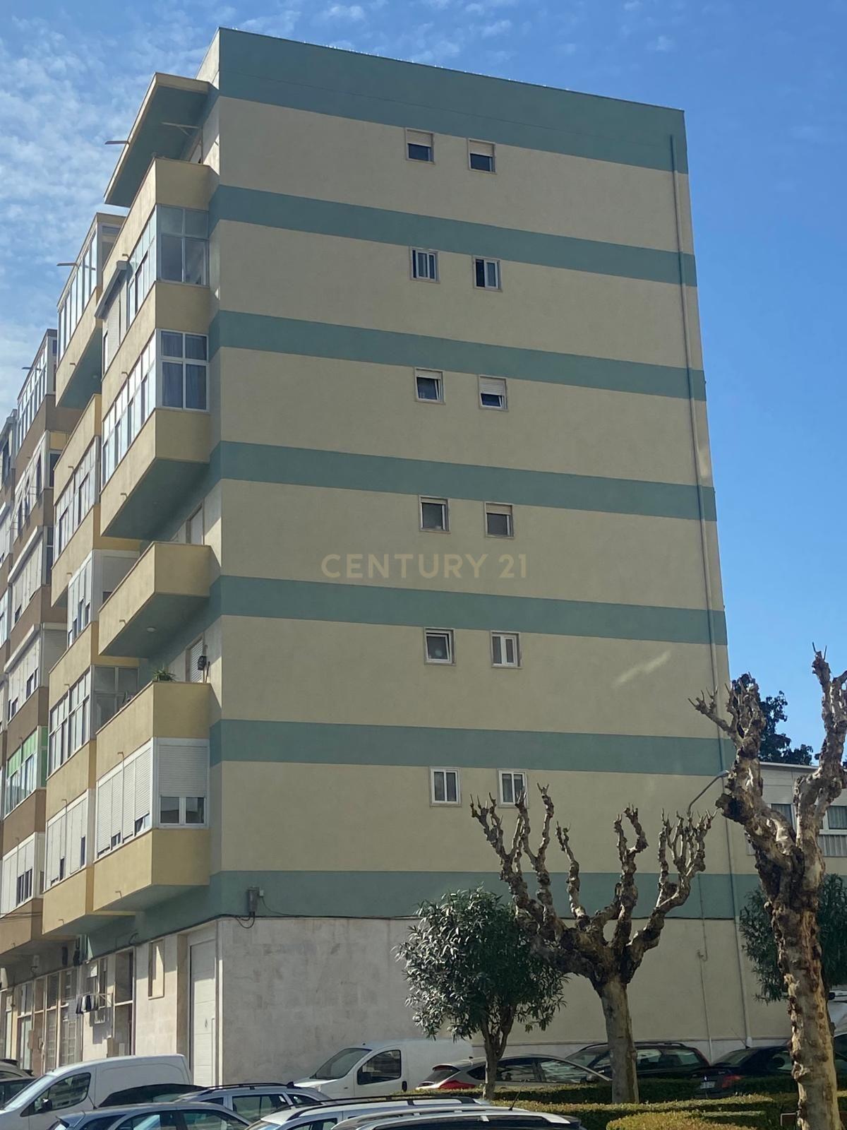 Apartamento T3 na Rua Dr. António José de Almeida, Póvoa de Santo Adrião - Image 2