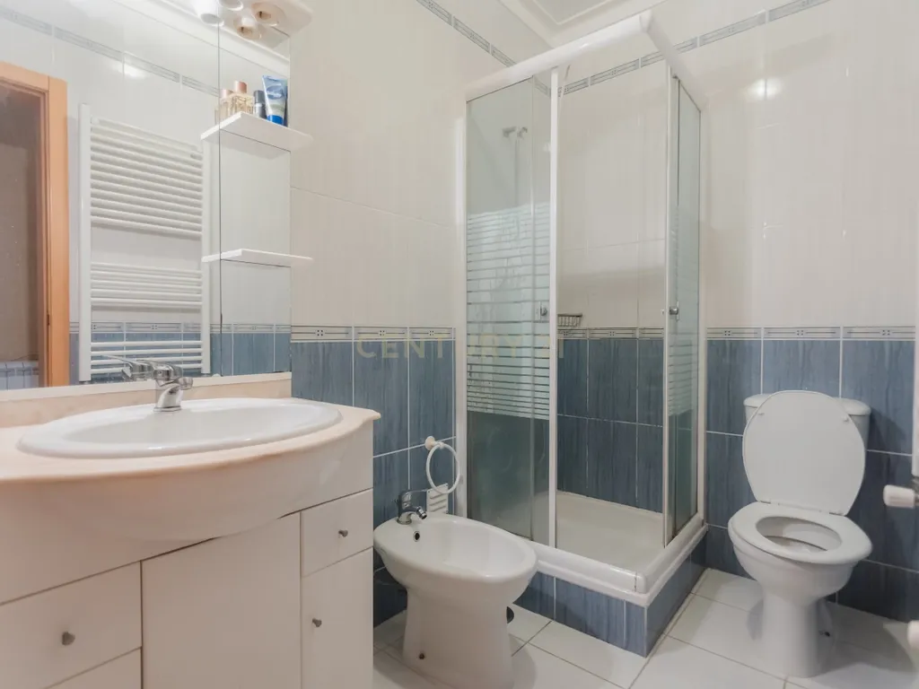 Apartamento T3 com áreas extraordinárias, garagem para 2 carros e perto da praia! - Image 23