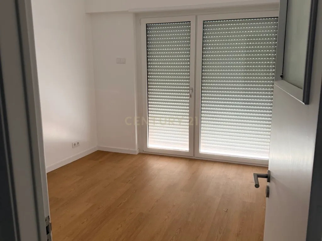 Apartamento T2 renovado em Lisboa com varanda - Image 6