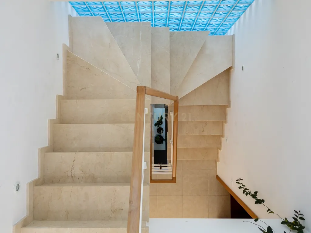 Vivenda exclusiva de construção moderna, 4 suítes, jardim imersivo com lago e viabilidade para piscina. - Image 23