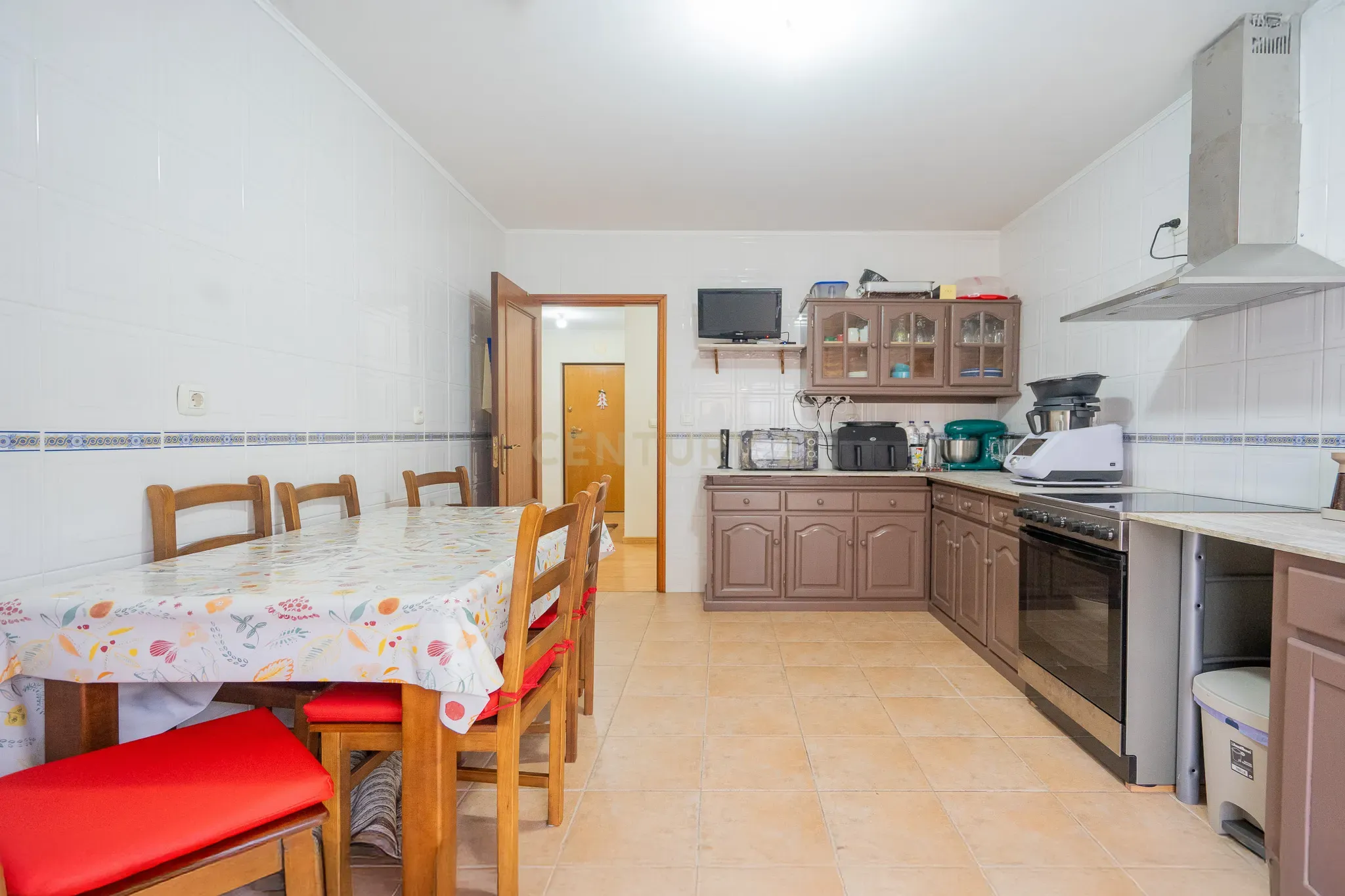 Ótimo Apartamento T3 com boas áreas, lugar de estacionamento, varandas, lareira fechada, cozinha semi equipada. - Image 14