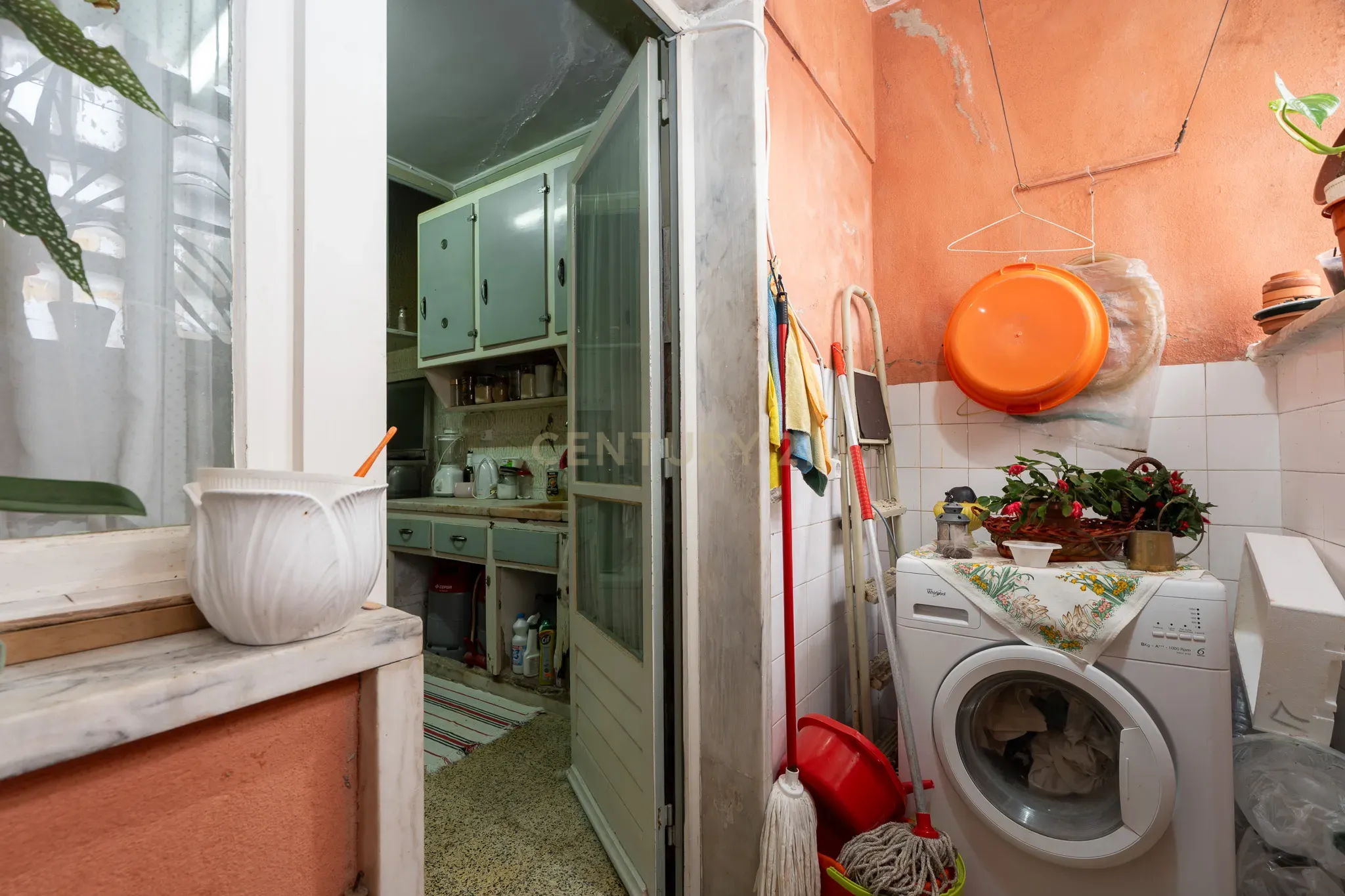 Apartamento de tipologia T3, com cerca de 115 m2, 2 WC, despensa, localizado numa das artérias principais da cidade de Odivelas, mais concretamente na Rua Professor Dr. Augusto Abreu Lopes. - Image 15