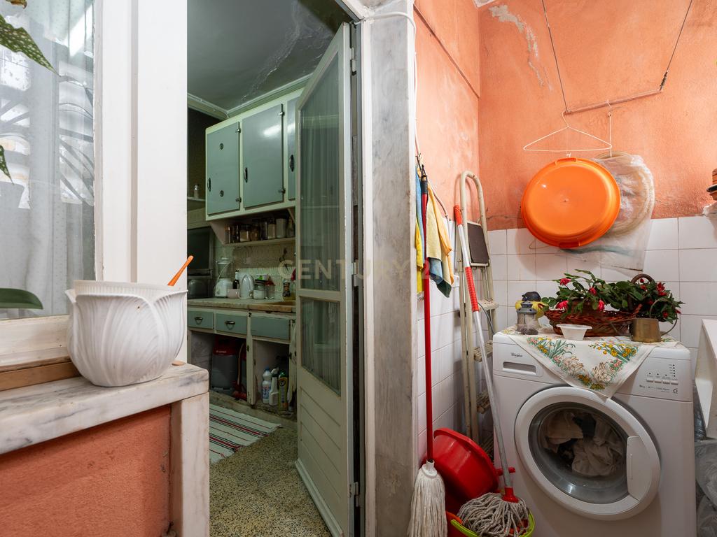 Apartamento de tipologia T3, com cerca de 115 m2, 2 WC, despensa, localizado numa das artérias principais da cidade de Odivelas, mais concretamente na Rua Professor Dr. Augusto Abreu Lopes. - Image 15
