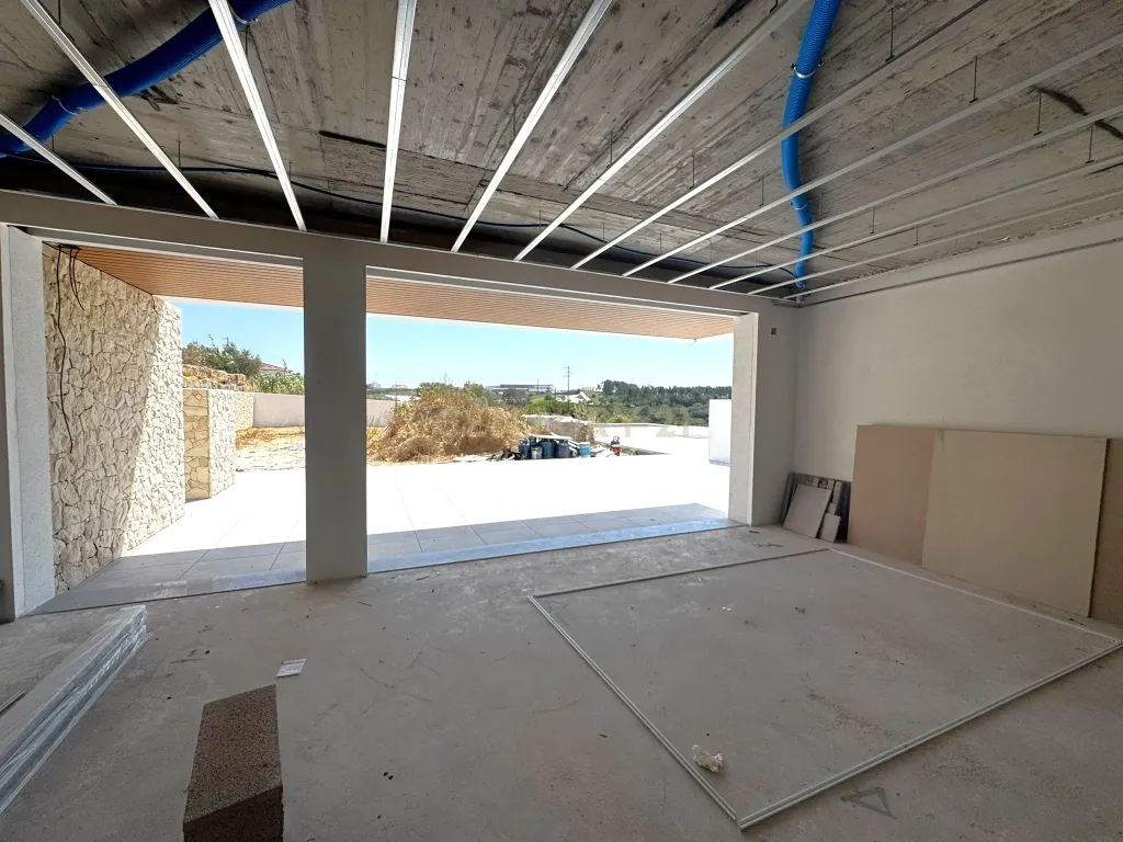 WEST RESIDENCES - IMOVEL DE LUXO - Moradia Isolada T3- 3 SUITES - Piscina/Jardim/Garagem Box para 3 viaturas - Image 6