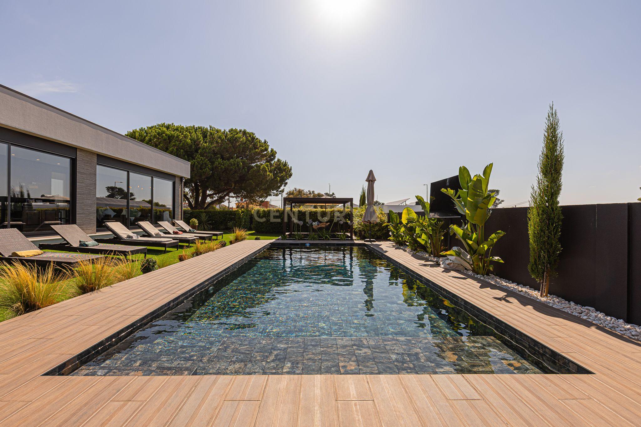 Moradia T4 de luxo, lote de gaveto 805m2,  com cave e piscina.
