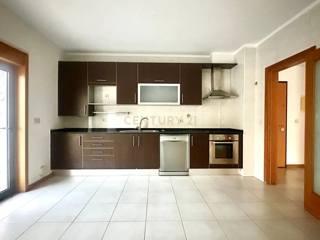 Apartamento T4 com Terraço, Varandas, Garagem e Lugar de Estacionamento, na Vila Serena, Pinhal Novo - Image 8