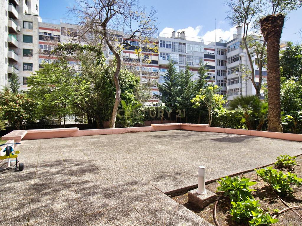 Apartamento T2 com Jardim e Piscina - Image 19