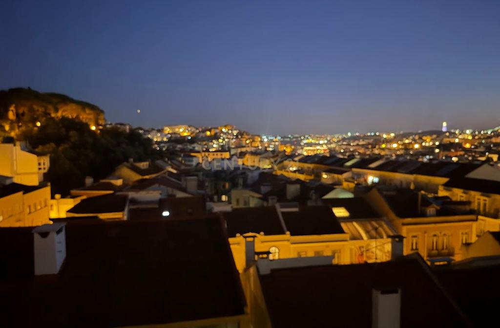 T4 em Arroios para remodelação com vista sobre Lisboa - Lisboa - Image 12