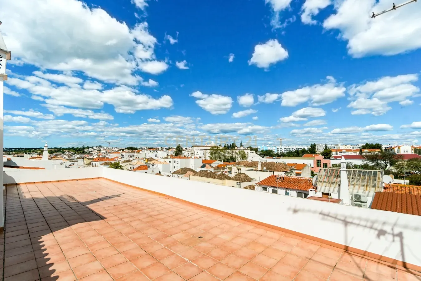T2 com Licença AL e Vista Rio no Centro de Tavira - Image 23