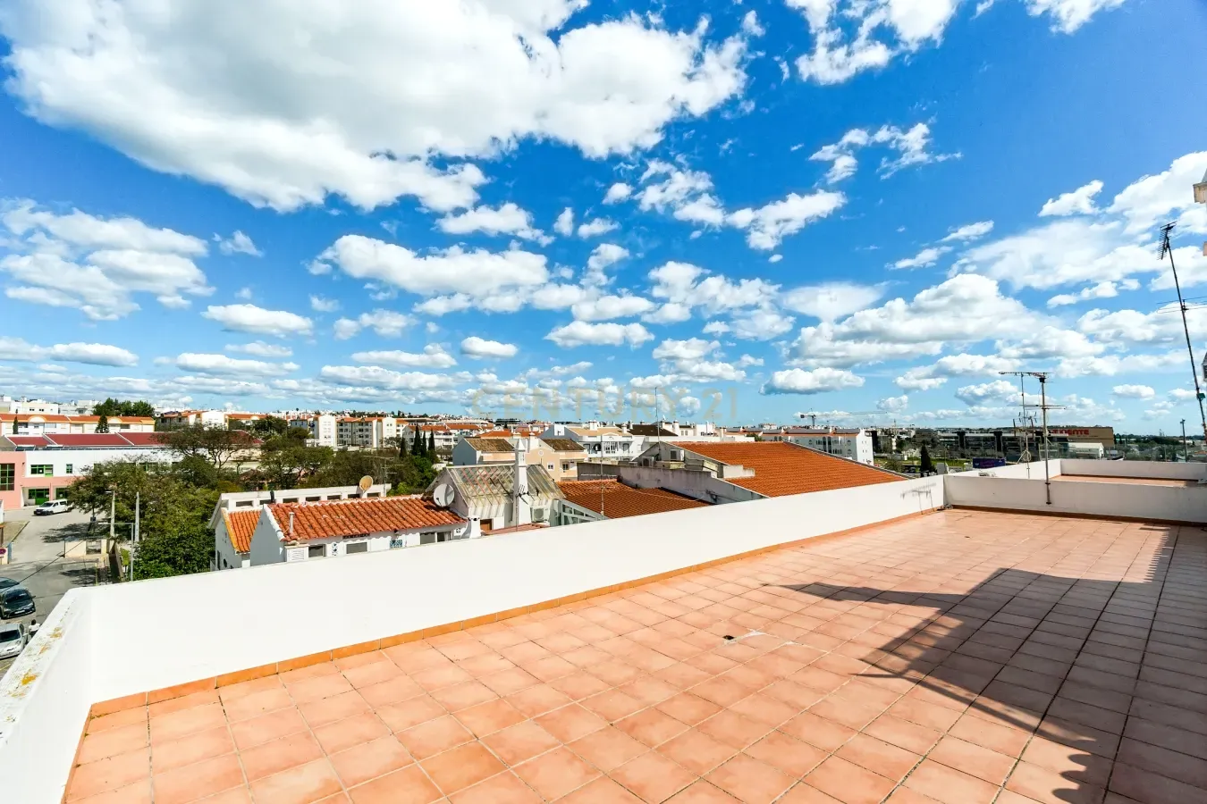 T2 com Licença AL e Vista Rio no Centro de Tavira - Image 24