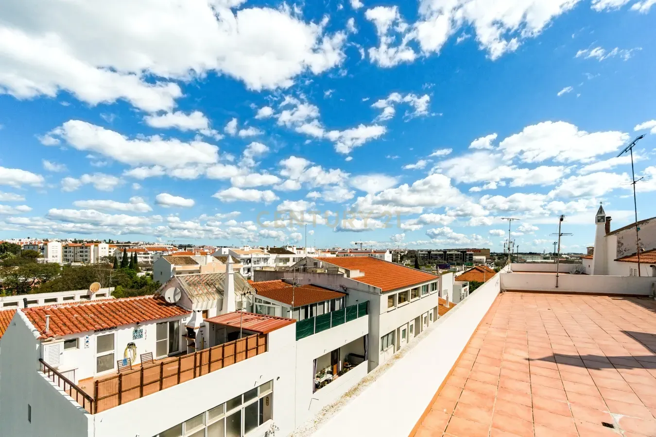 T2 com Licença AL e Vista Rio no Centro de Tavira - Image 25