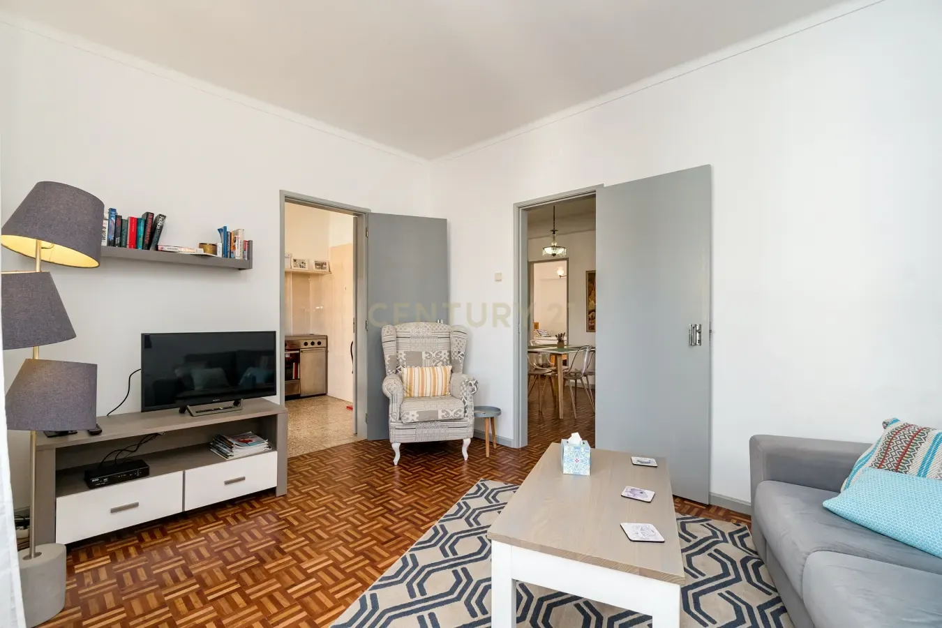 T2 com Licença AL e Vista Rio no Centro de Tavira - Image 9