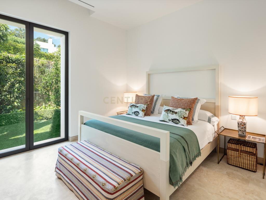 Villa Green 10: Elegância Contemporânea e Luxo à Beira do Golfe na Finca Cortesin - Image 14