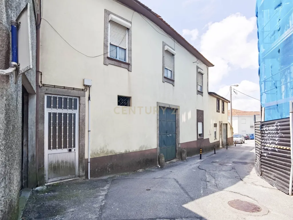 Prédio para reabilitação com terreno e viabilidade para construção na Venda Nova, em Rio Tinto - Image 2