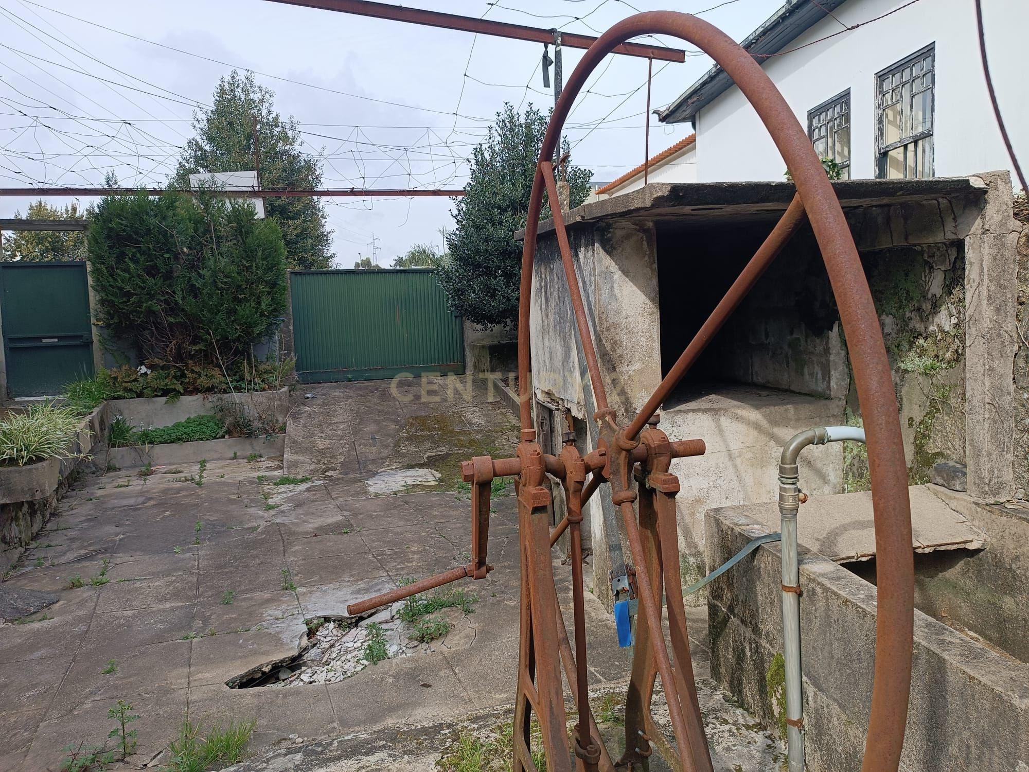 Moradia bifamiliar com cinco quartos, terreno e água para reconstrução no coração da Cidade da Maia, em Gueifaes - Image 13