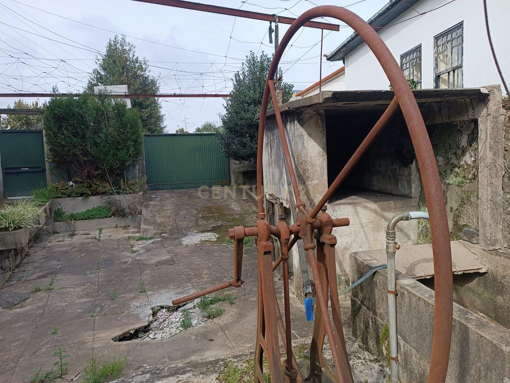 Moradia bifamiliar com cinco quartos, terreno e água para reconstrução no coração da Cidade da Maia, em Gueifaes - Image 13