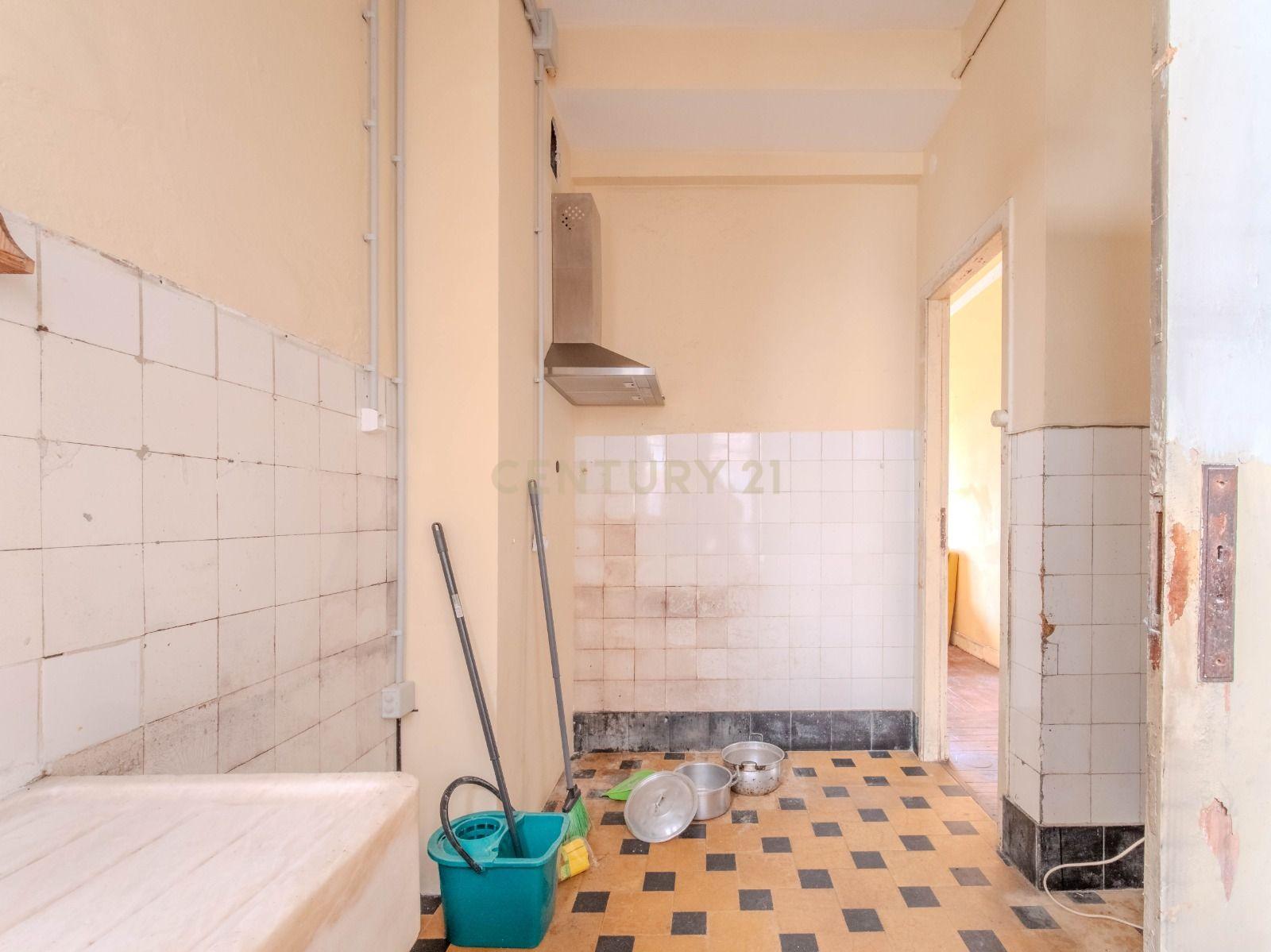 Fotografia 10 de Apartamento T3 para remodelar | Possibilidade de 2 T1 | Centro do Porto
