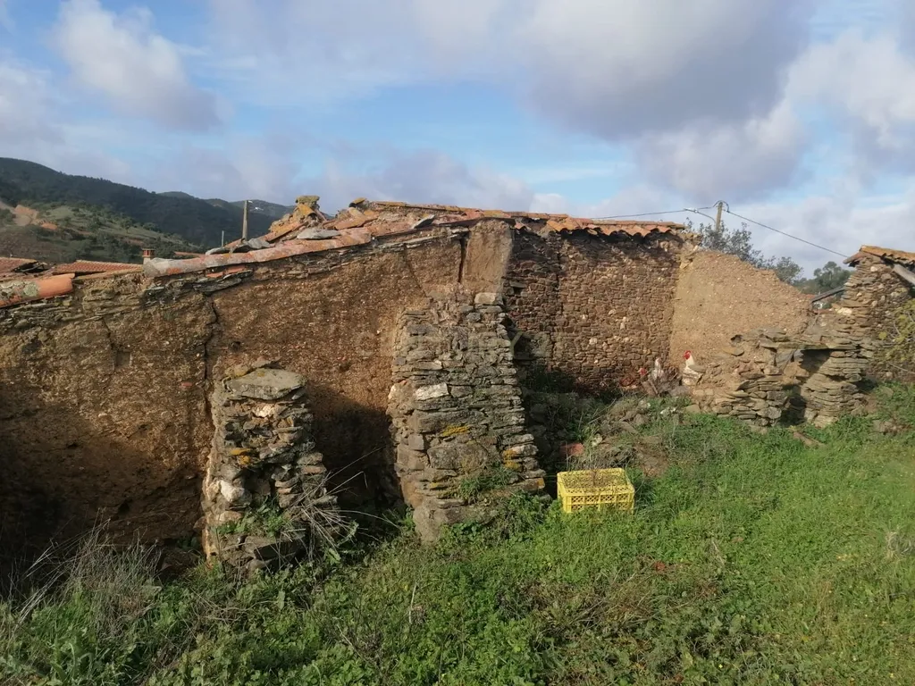 Moradia antiga com vários anexos para recuperação em Ribeira de Odelouca, São Barnabé. - Image 12
