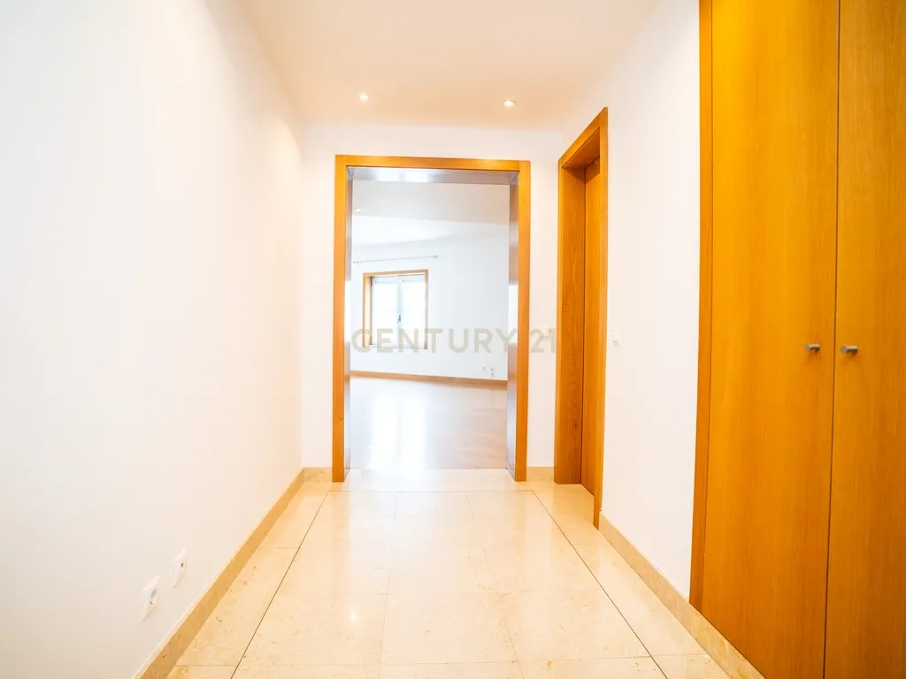 Apartamento T1 no Edifício ECRA com Lugar de Estacionamento - Image 8