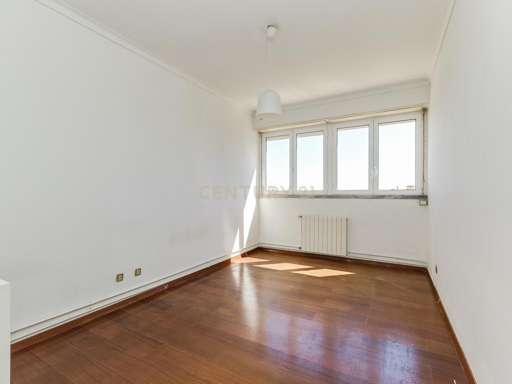 T4 com Vista de Rio nos Olivais – Uma Oportunidade para Remodelar a Seu Gosto! - Image 15