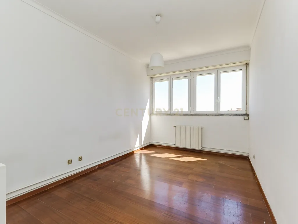 T4 com Vista de Rio nos Olivais – Uma Oportunidade para Remodelar a Seu Gosto! - Image 15