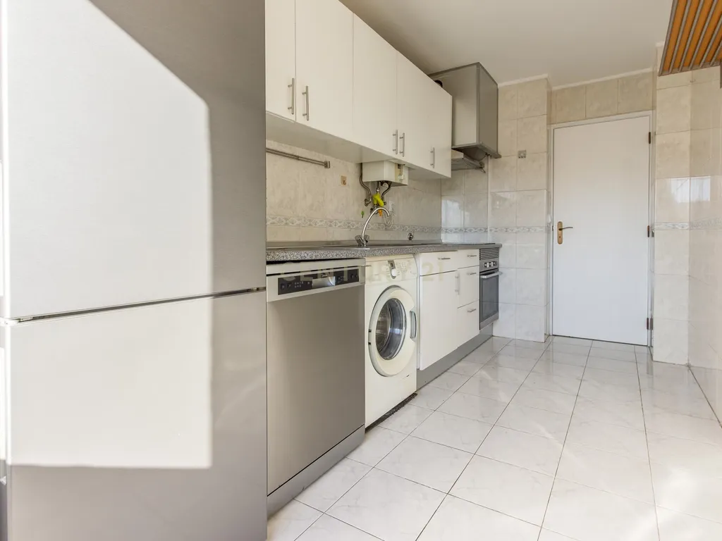 Apartamento T3, Lisboa, com um lugar de parqueamento e arrecadação. Oportunidade Única! - Image 4