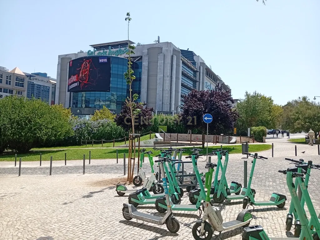 Situado no Bairro Azul junto do Metro e do El Corte Inglês/Fundação Gulbenkian, tem este apartamento com traça antiga com 7 assoalhadas dispostas numa área de 200 m². - Image 26