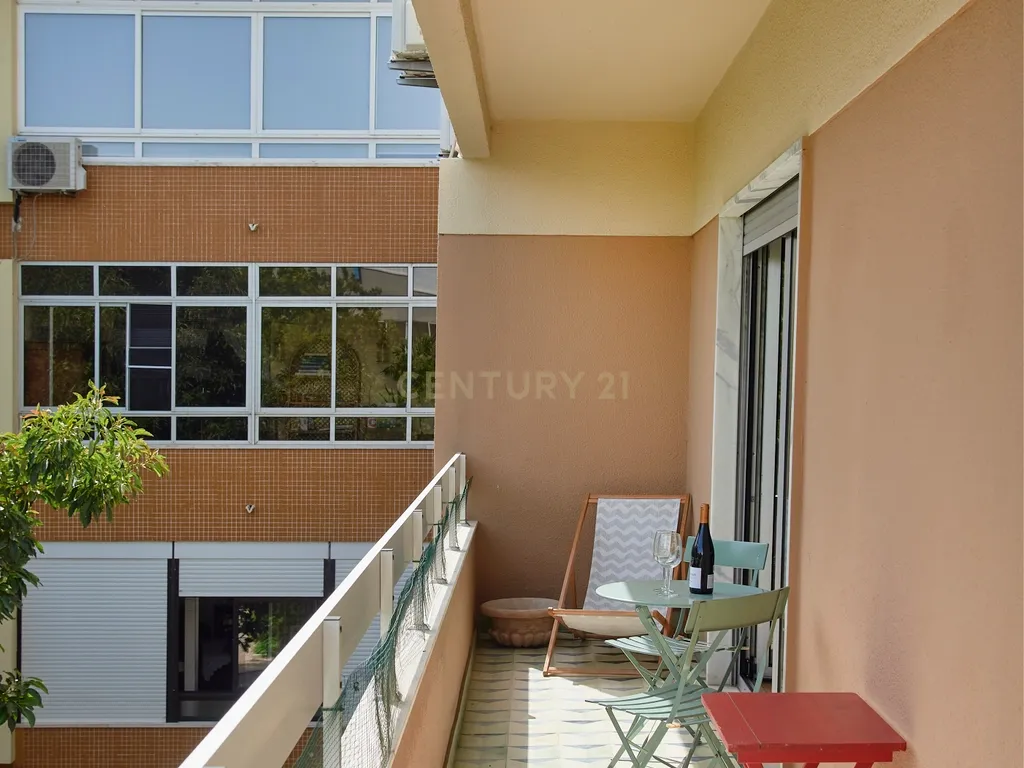 T3 Totalmente Remodelado com Vista Mar, Varanda e Excelente Luminosidade em Santo Amaro de Oeiras - Image 28