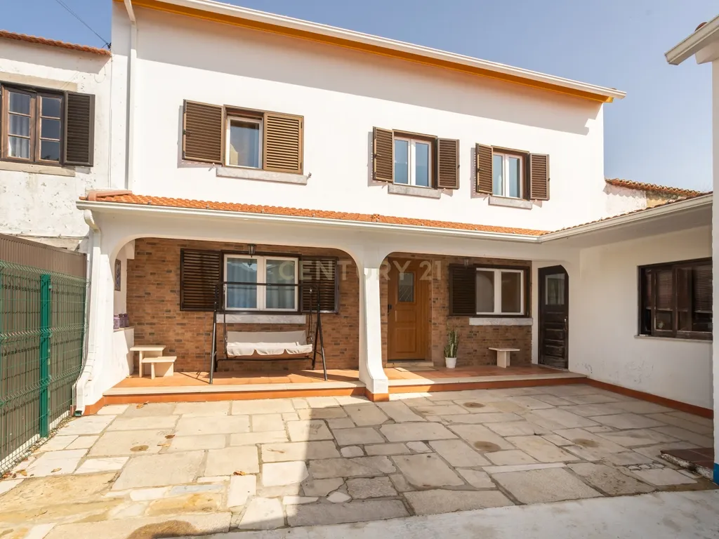 Duas moradias, um terreno com 650 m² e uma vista privilegiada para a Serra de Sintra - Image 13
