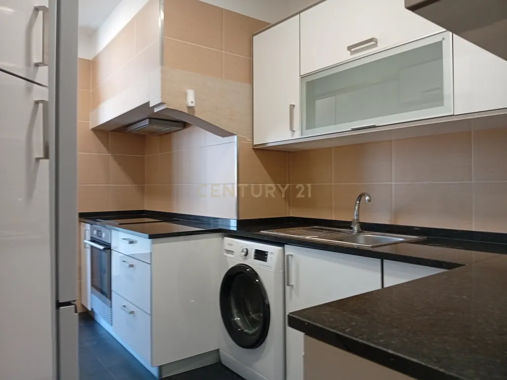 Situado no Bairro Azul junto do Metro e do El Corte Inglês/Fundação Gulbenkian, tem este apartamento com traça antiga com 7 assoalhadas dispostas numa área de 200 m². - Image 22