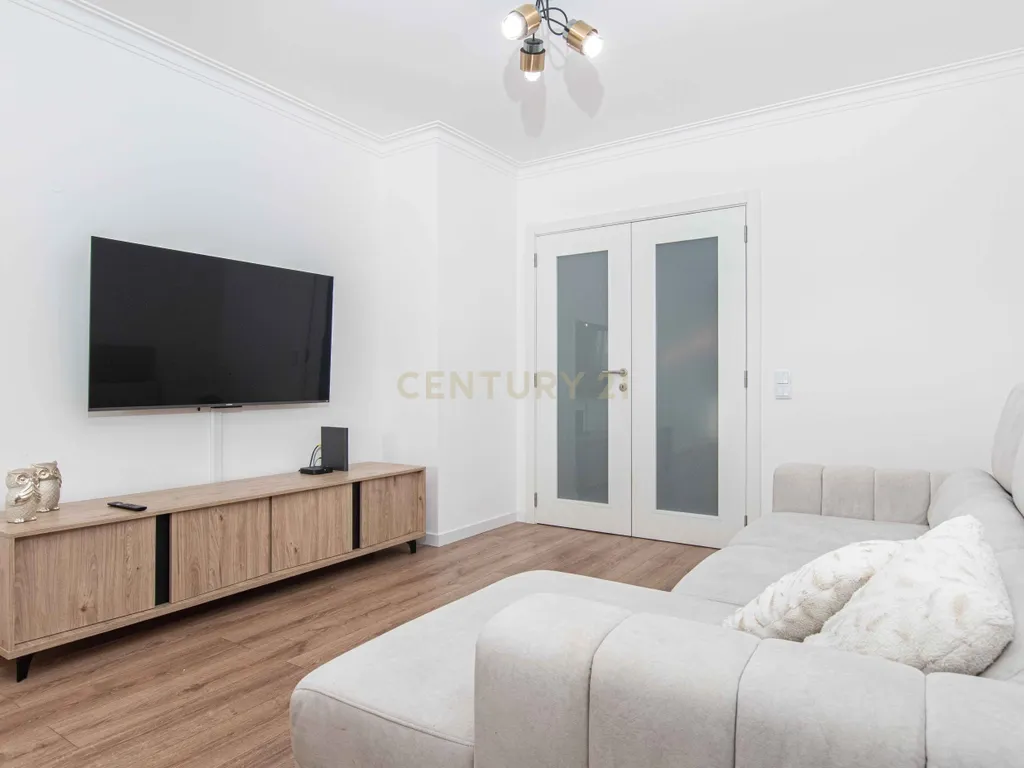 Apartamento T3 com Parqueamento e Arrecadação - Image 4