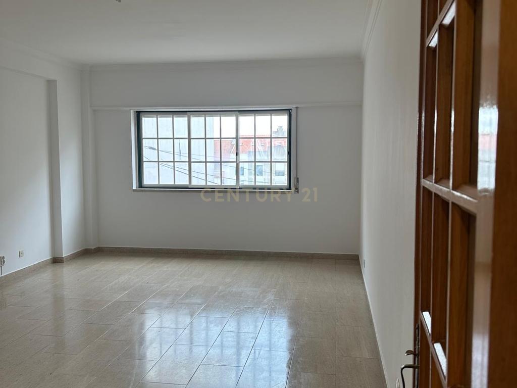 Apartamento T3 com terraço e garagem fechada para Arrendamento – Encosta do Sol - Image 13