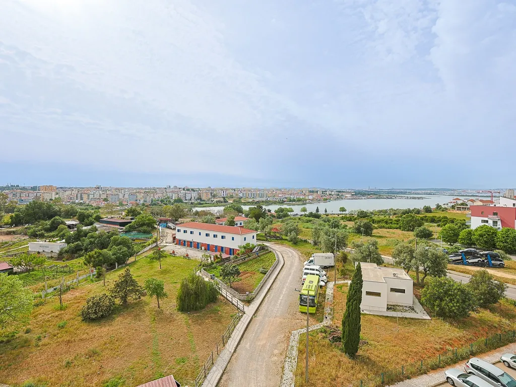 Apartamento T1 com Vista Panorâmica no Seixal - Image 24