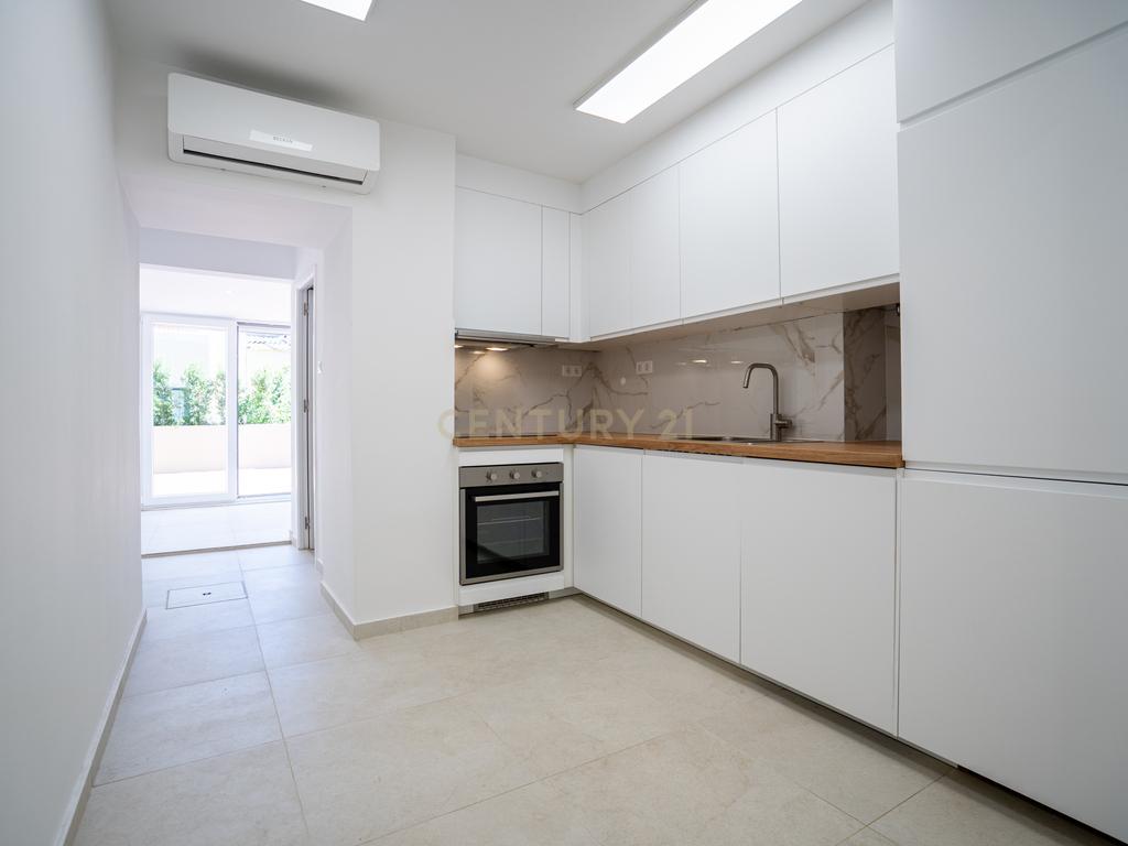 Apartamento T2 RC, Rua do Mato Grosso, Santa Engrácia, São Vicente - Image 1