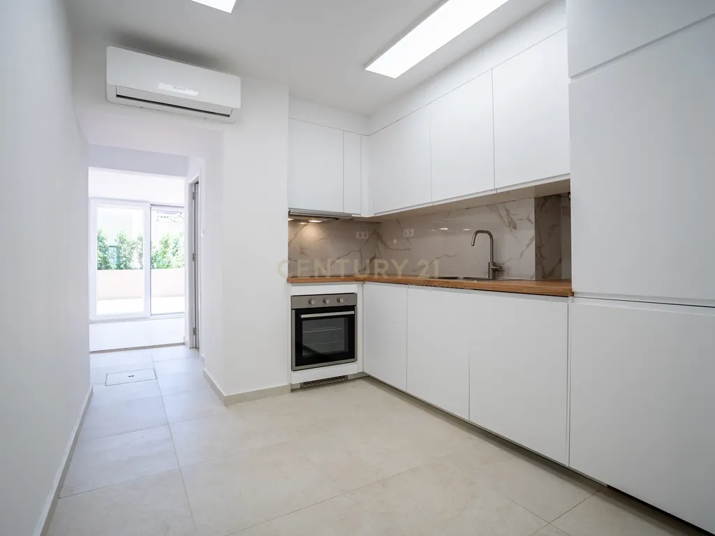 Apartamento T2 RC, Rua do Mato Grosso, Santa Engrácia, São Vicente - Image 1