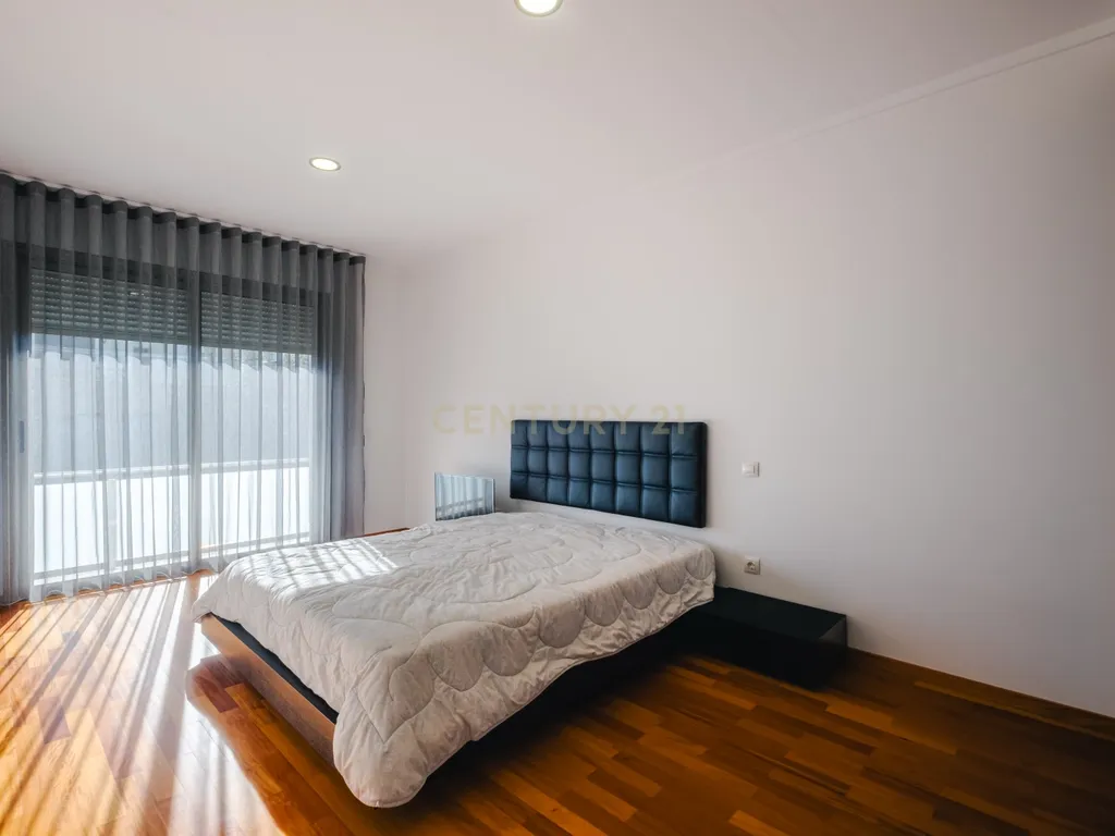 Moradia T4 com 255 m², Suíte Generosa, Jardim e Garagem para 3+ Viaturas | Astromil, Paredes - Image 28