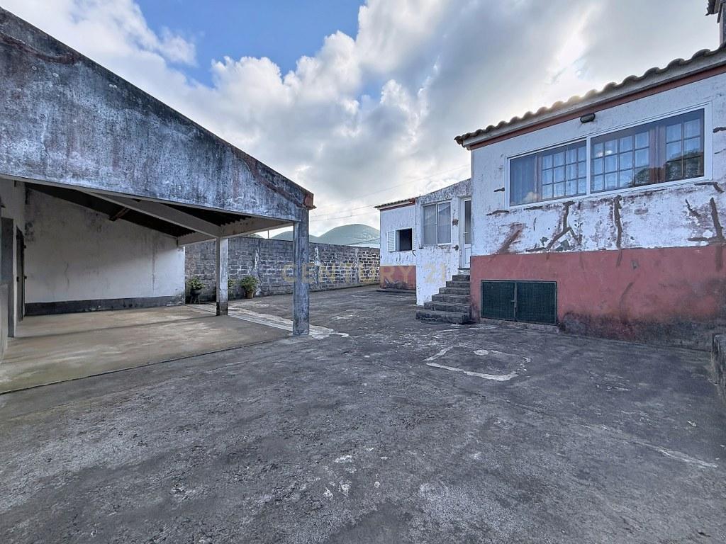 Moradia T3+1 térrea com garagem, jardim e amplo terreno — Aflitos, Fenais da Luz - Image 36