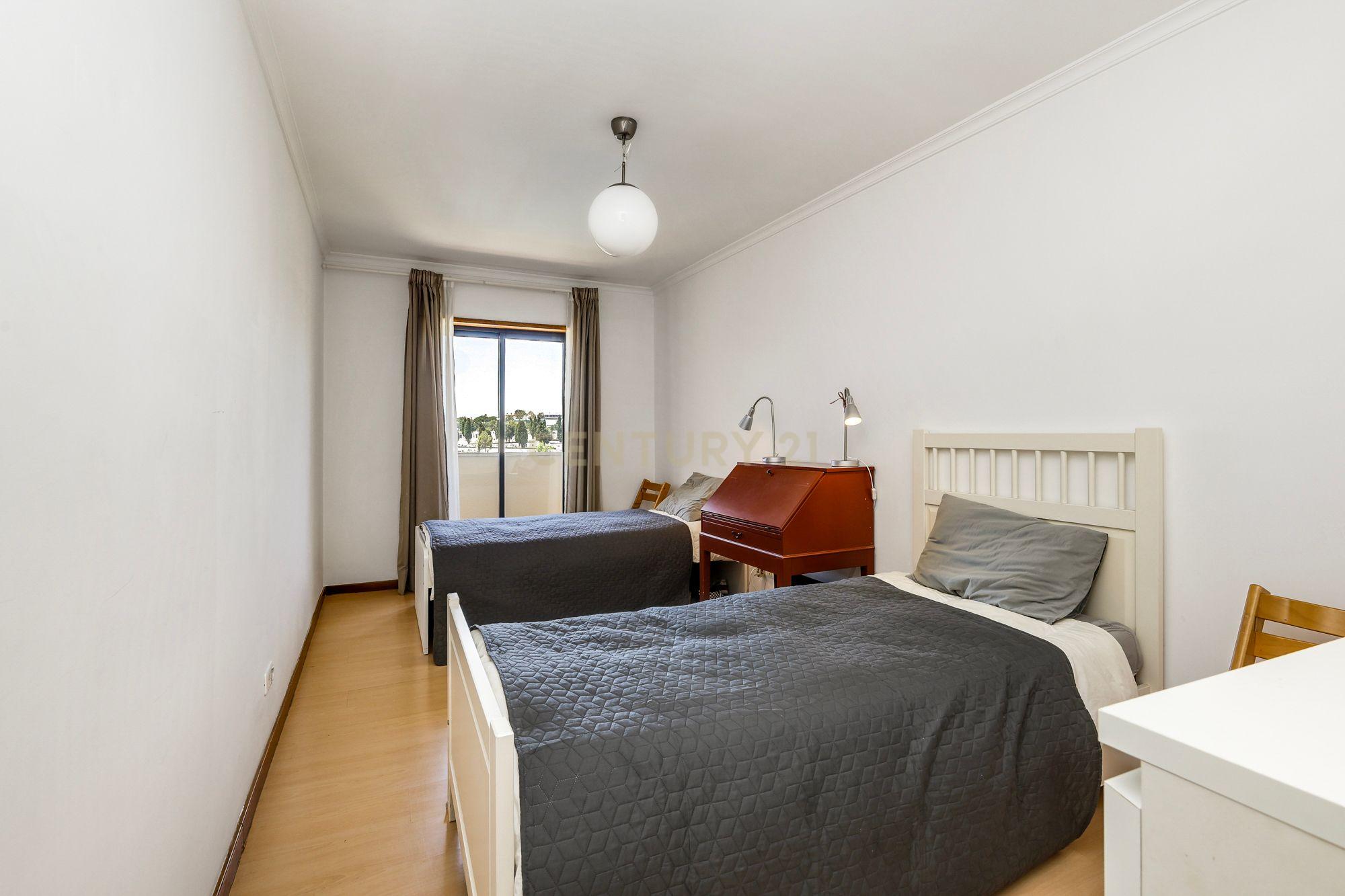 Fotografia 6 de T2 COM VARANDAS VISTA JARDIM E PISCINA - CONDOMINIO FECHADO NO ESTORIL