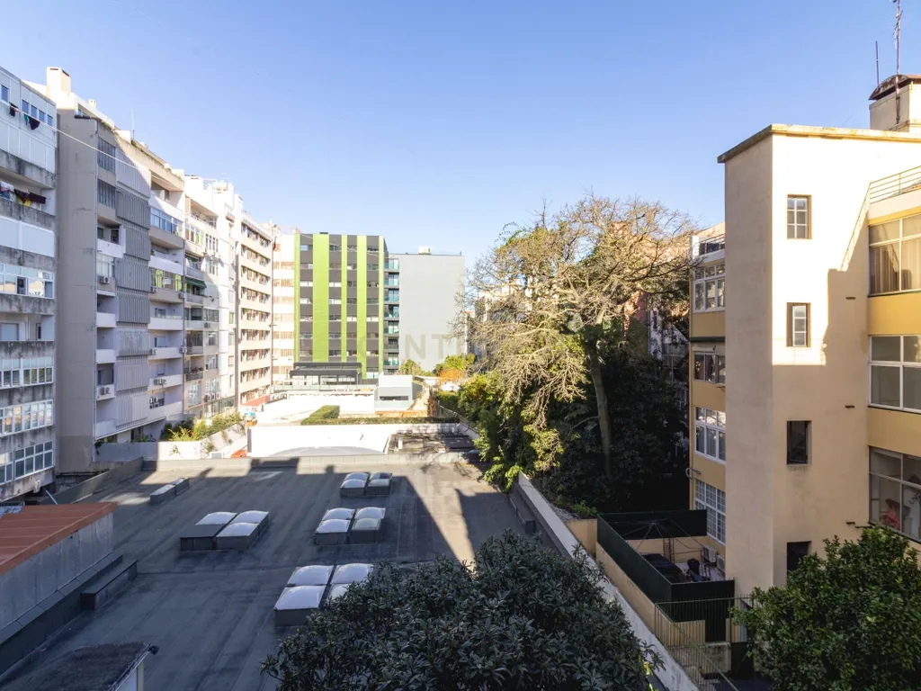 T3 TOTALMENTE RENOVADO COM VARANDA DE 21 m² NO CAMPO PEQUENO – LISBOA - Image 37
