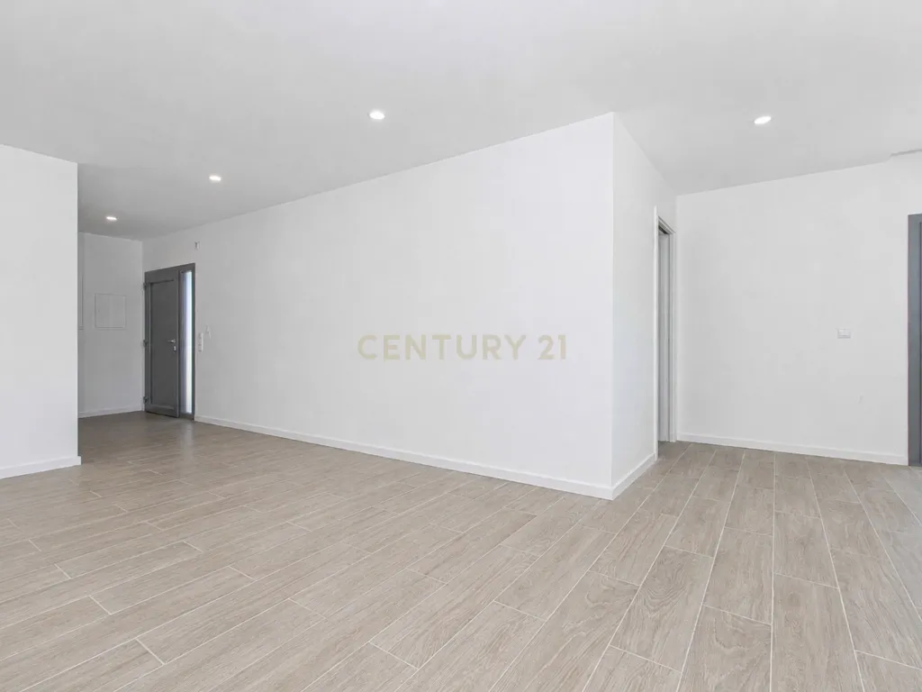 MORADIA T3 COM PISCINA E VISTA CAMPO - Image 10