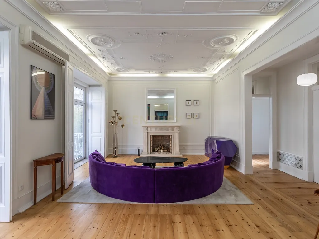 Apartamento Renovado e Mobilado na Av. João Crisóstomo, Lisboa - Image 1