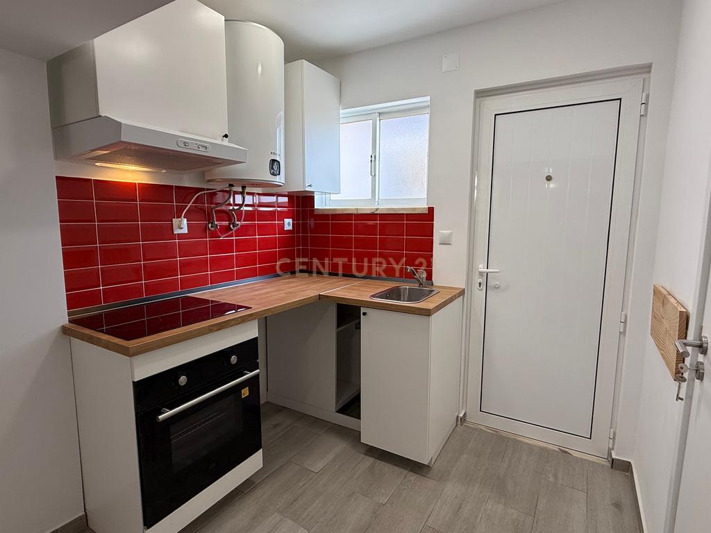 Apartamento T1+1 remodelado - Image 1