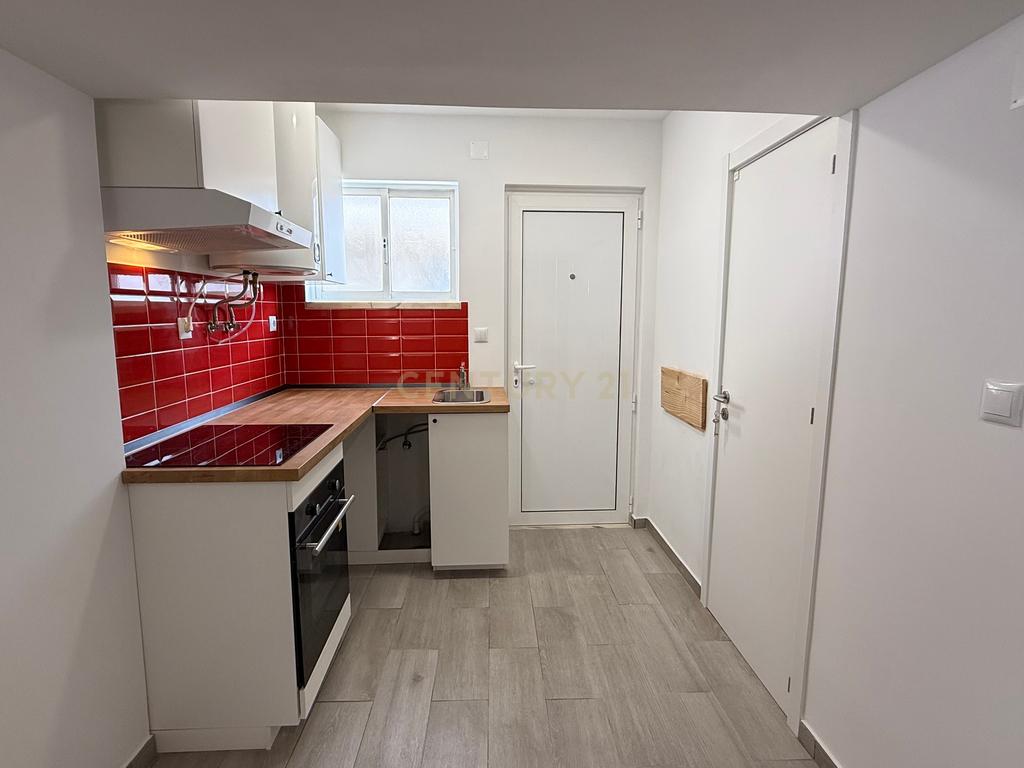 Apartamento T1+1 remodelado - Image 2