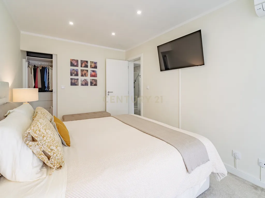 Apartamento T2 Remodelado na Torre da Marinha - Image 23