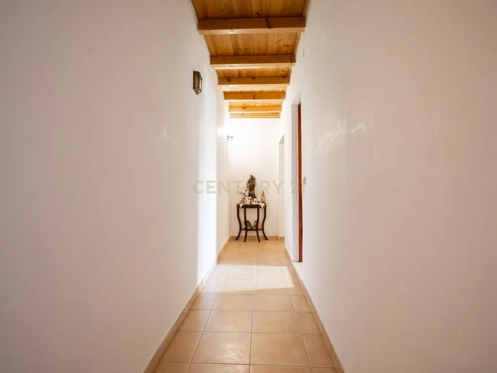 Moradia T5 com Terraço e Espaço Exterior - Image 18